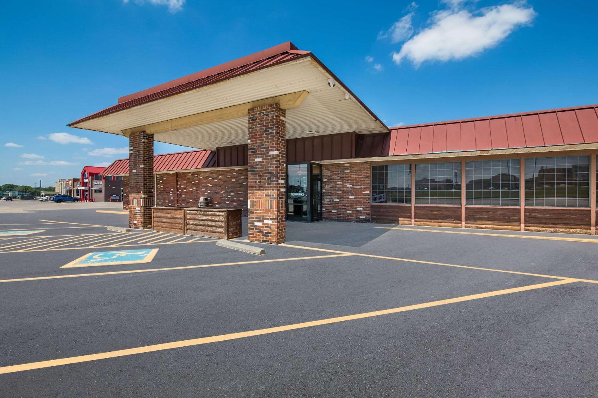 Rodeway Inn McPherson Esterno foto