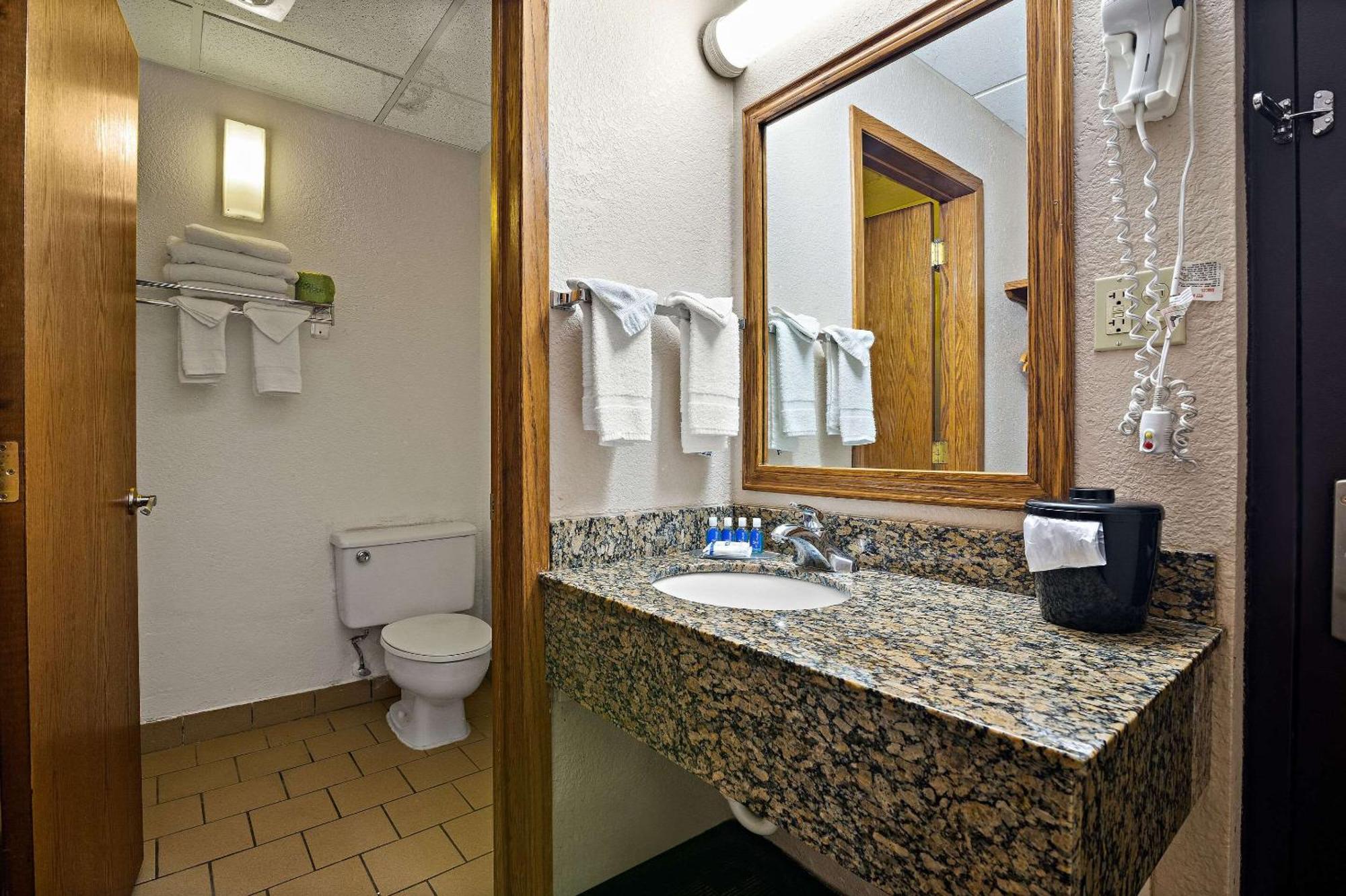 Rodeway Inn McPherson Esterno foto